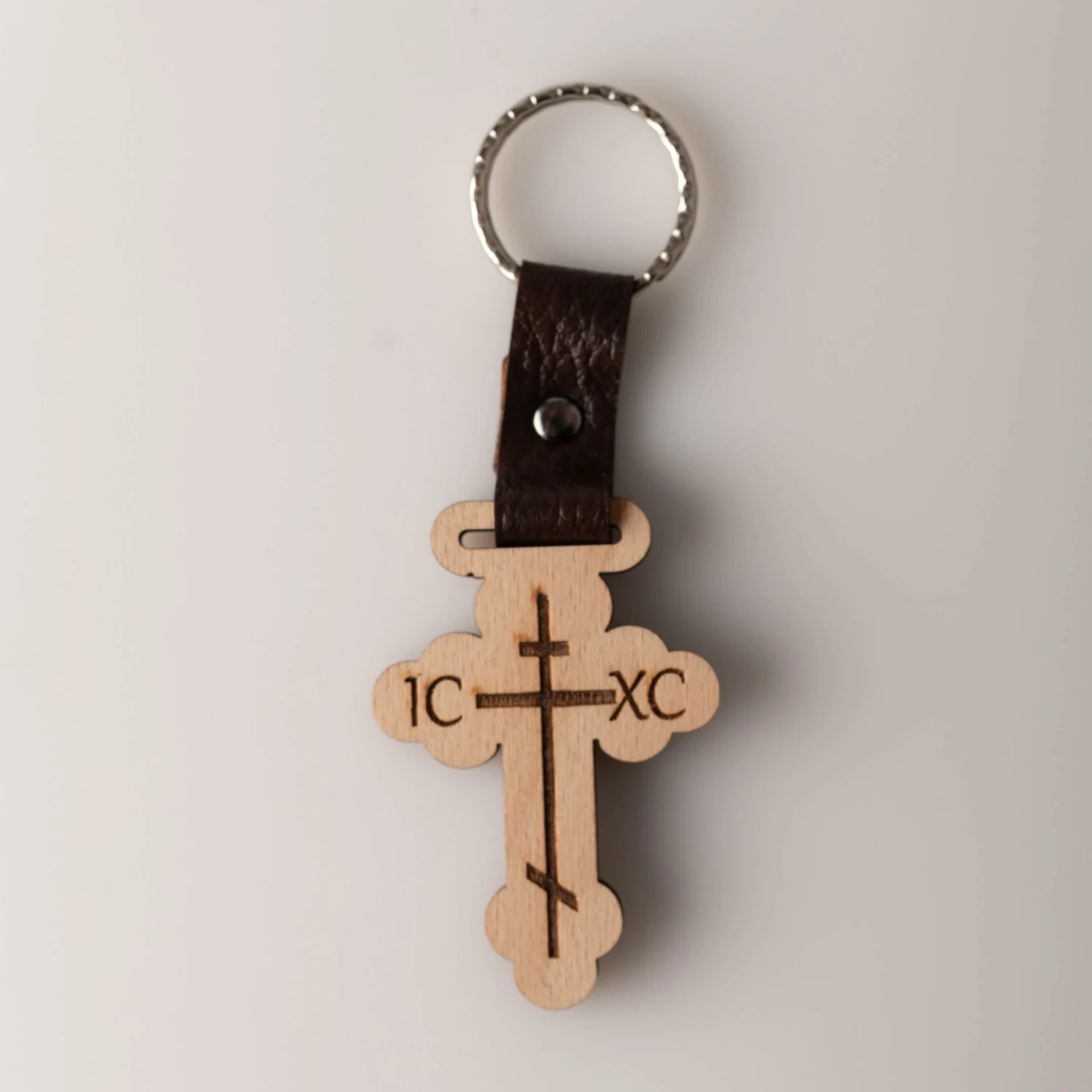 Дрвени привезак у облику крста – IC XC